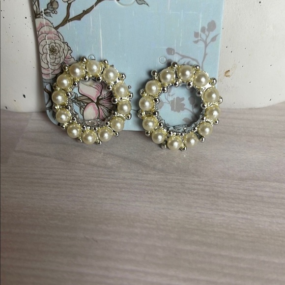 Elegant PEARl Clip On  Earrings - Picture 1 of 3